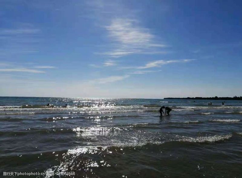 秋日风景逆光蓝天白云海边海浪图片