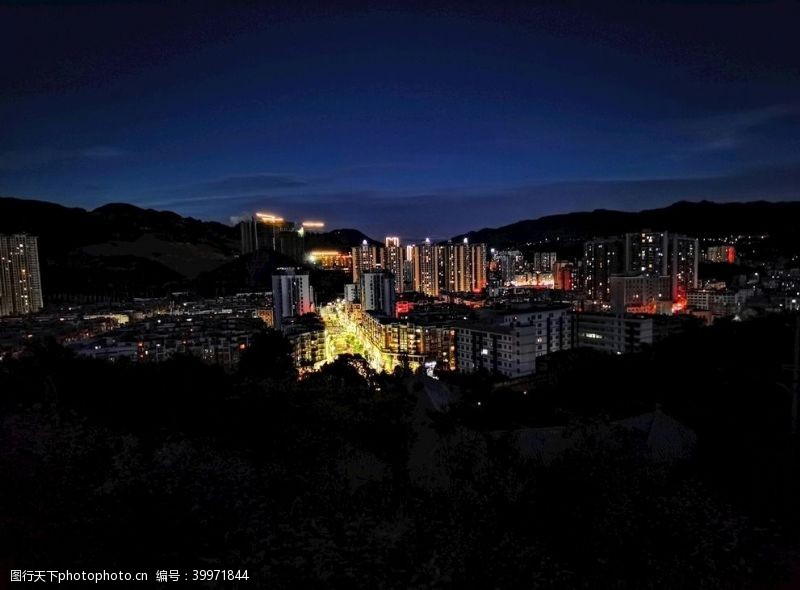 游乐城黑夜城市的灯火图片