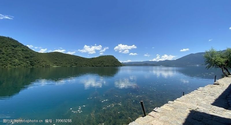 泸沽湖山水图片