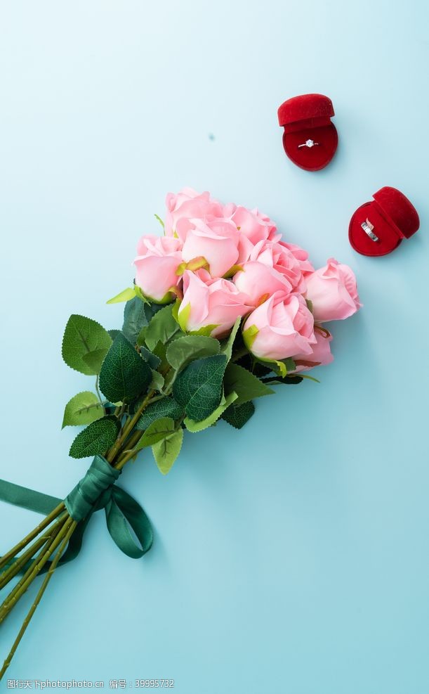 红玫瑰蓝色底板上的粉色玫瑰花束图片