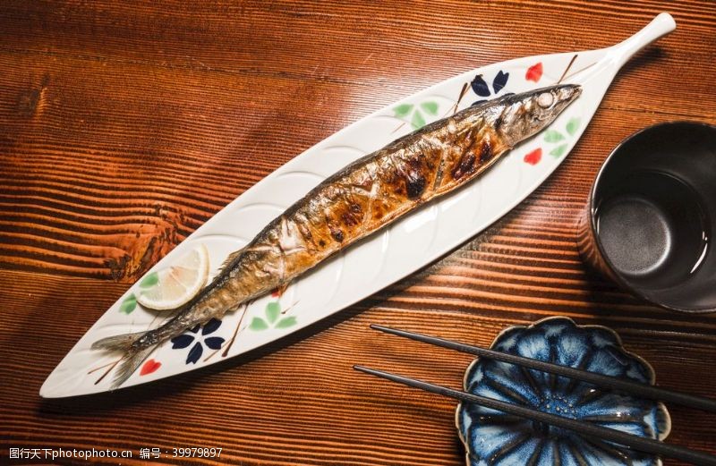 秋日美食日本料理文化盐烤秋刀鱼图片