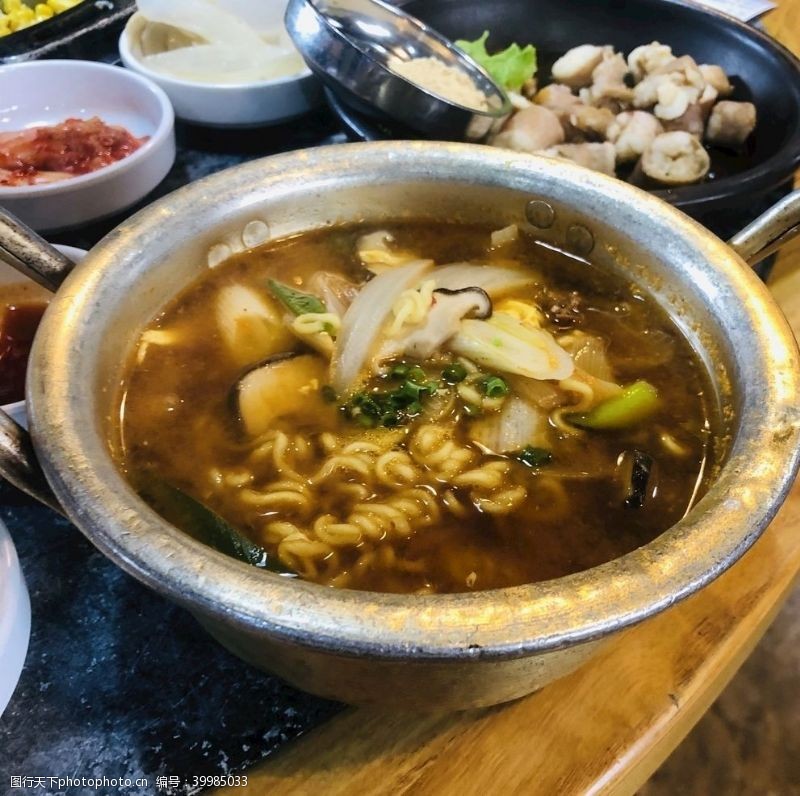 韩式肥牛辛拉面图片