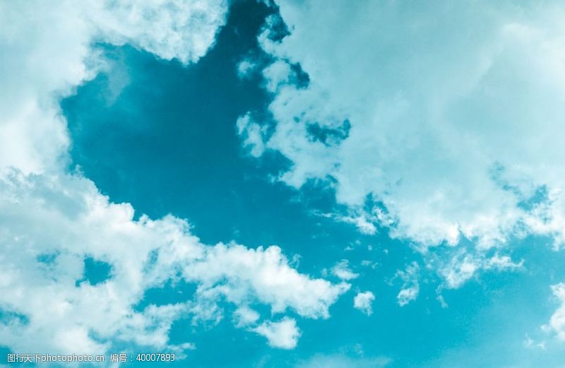 空中草原蓝天白云图片