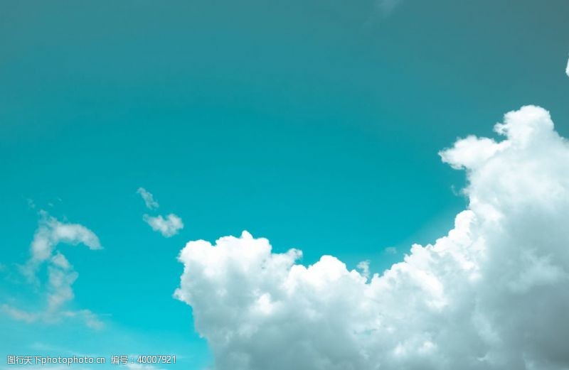 空中草原蓝天白云图片