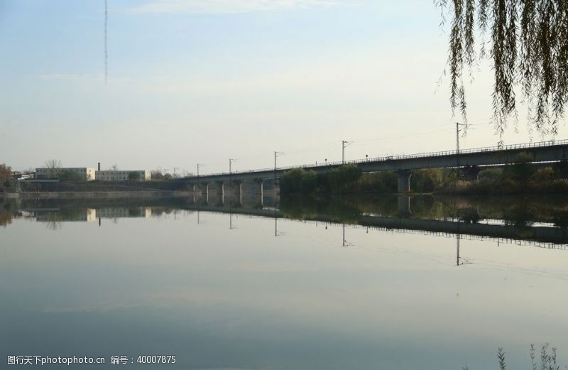 堤坝铁路桥图片