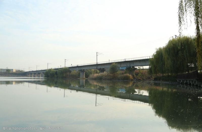 堤坝河上铁路桥图片