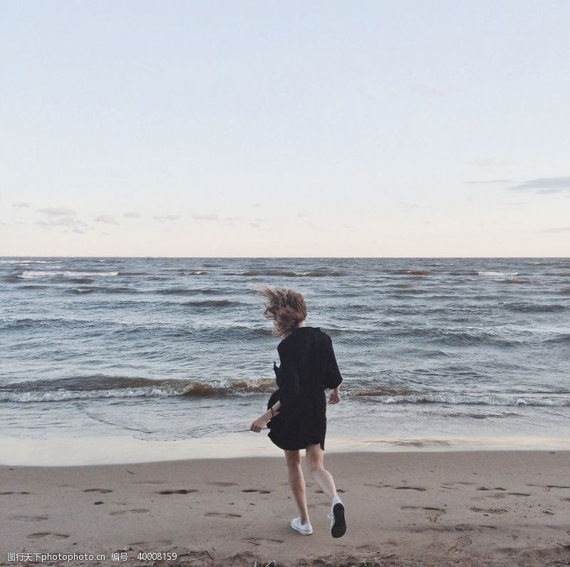 沙滩奔跑的女性图片