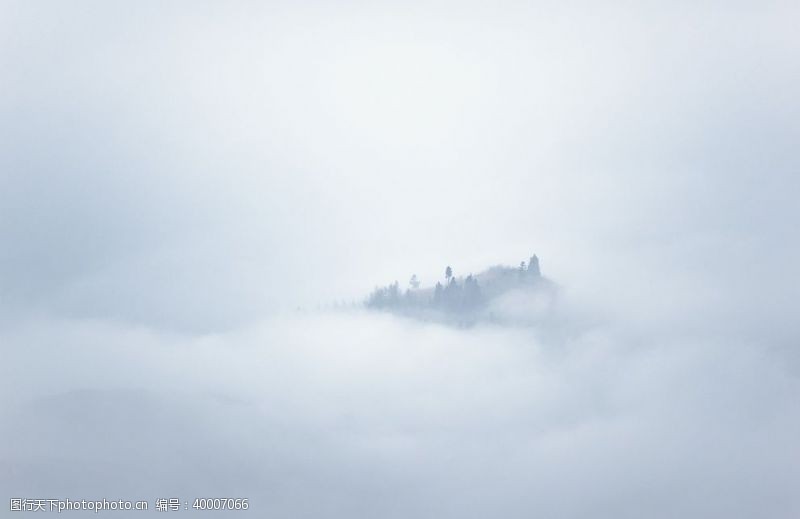 仙境雾气腾腾的山峰图片
