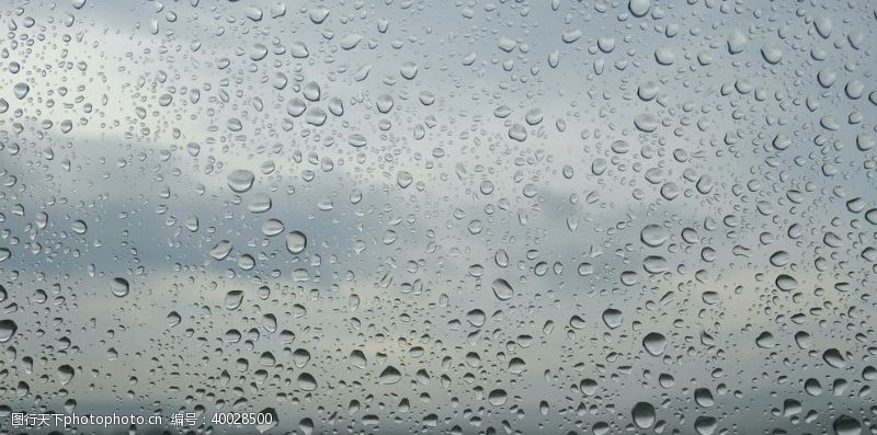 下雨玻璃水珠图片