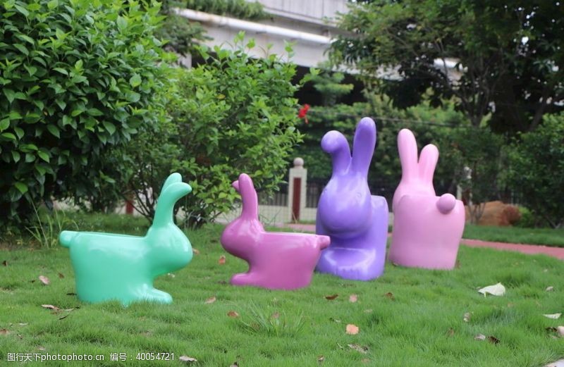 园椅兔子雕塑图片