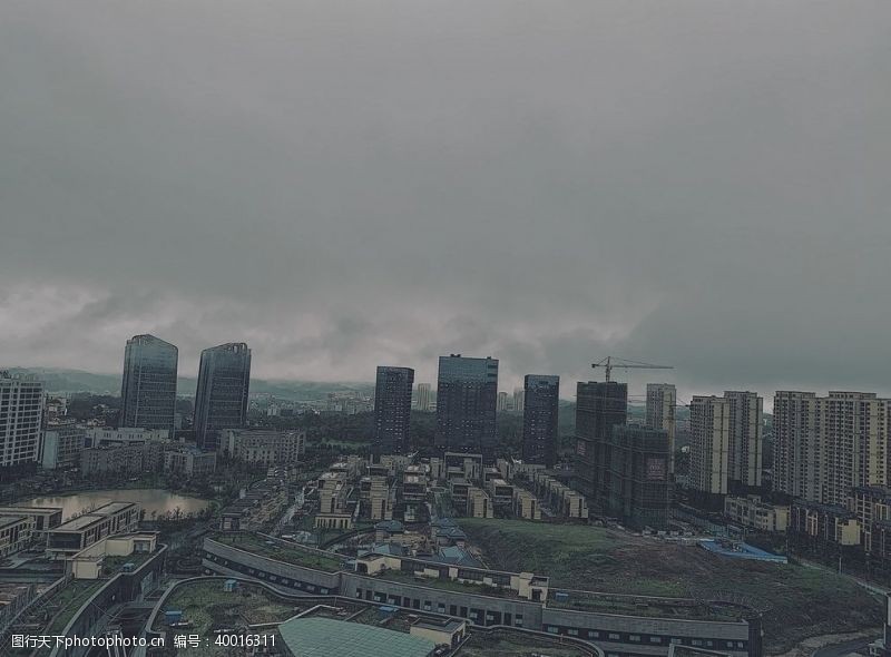 大雨阴天的城市图片