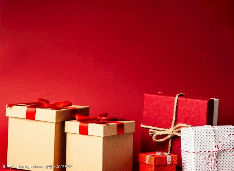 红色包装几个礼品盒图片