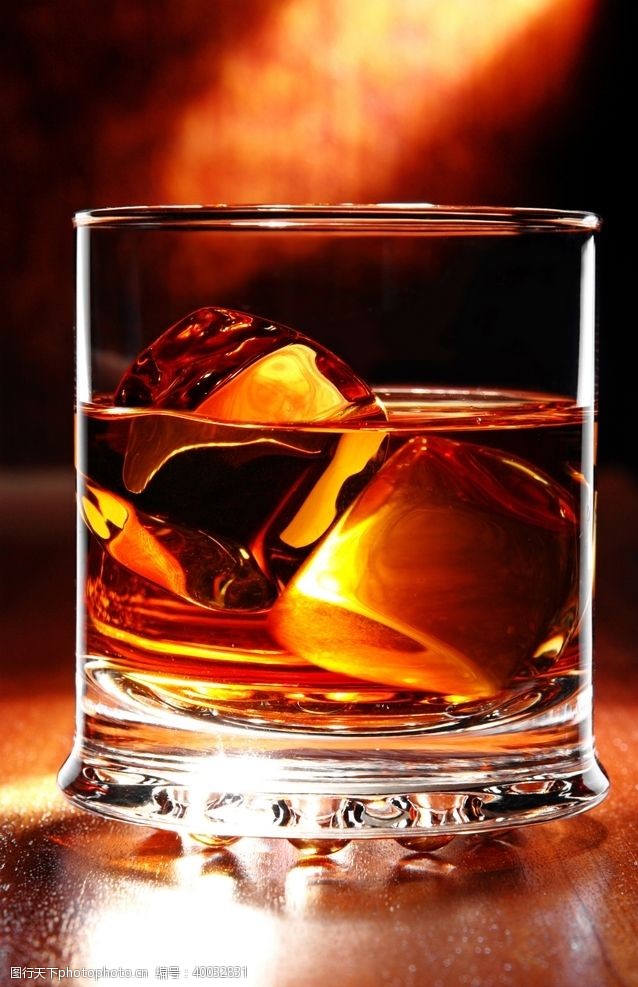 水杯威士忌图片