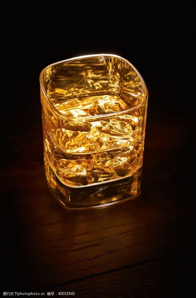 酒杯威士忌图片