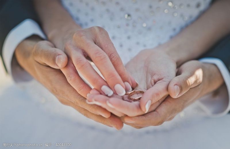 新娘戴戒指的手图片