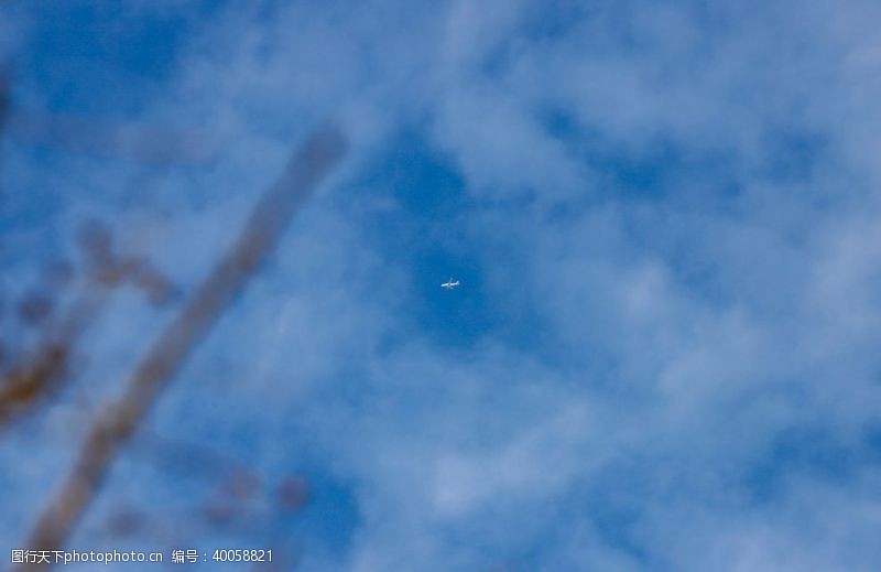 郊外飞机白云间图片