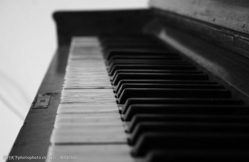 琴键钢琴演奏图片