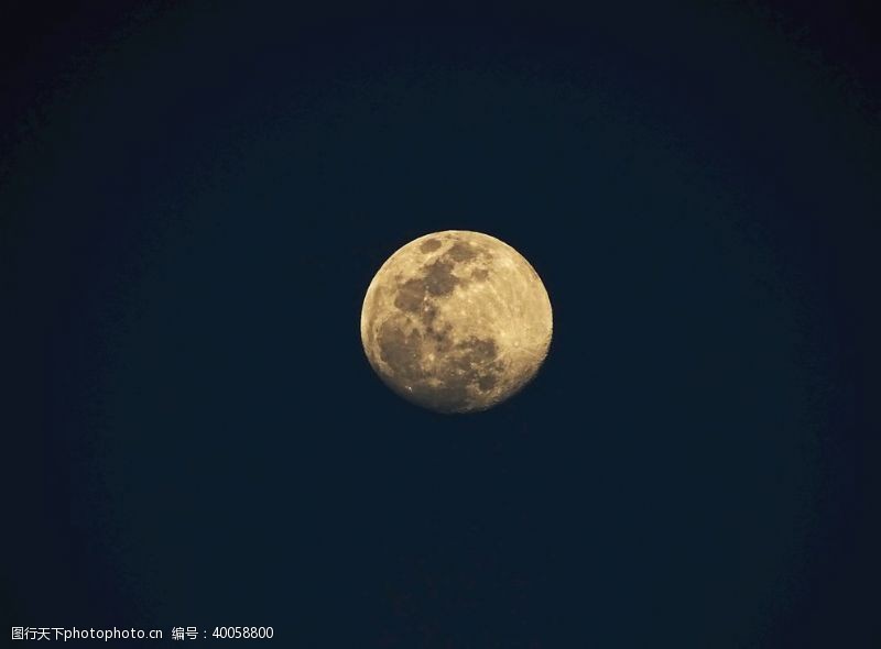 孤独的月亮图片
