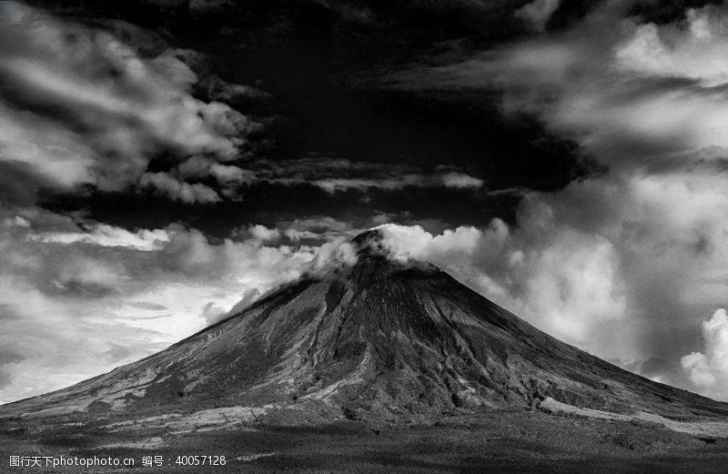 黑色桌面火山图片