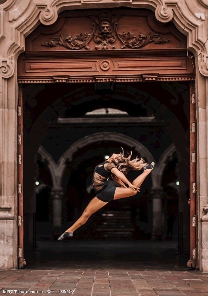 摄影图库跳舞的女性舞蹈家图片