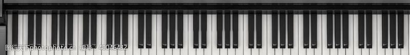 黑白照片钢琴演奏图片
