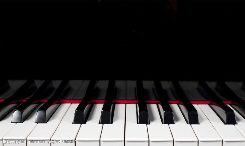 大声的钢琴演奏图片