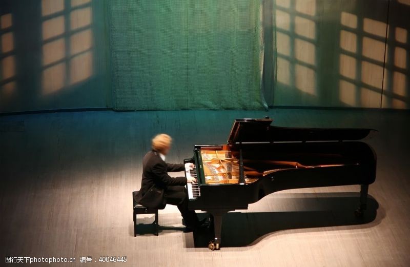柔和背景钢琴演奏图片