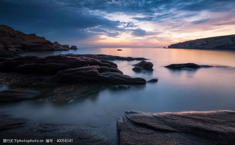 海岸礁石海滩图片