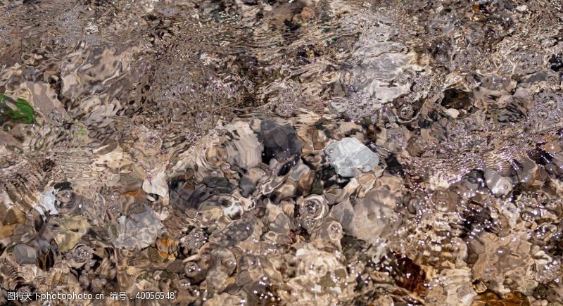 清澈溪流鹅卵石图片