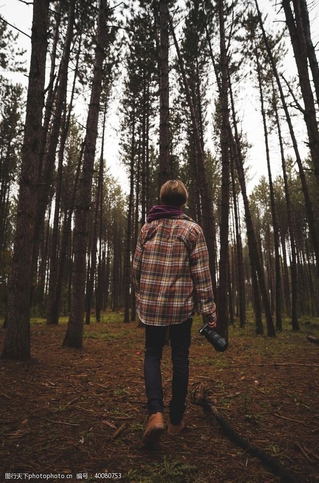 探险旅游在树林拍摄男孩图片