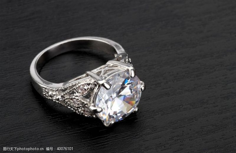 情侣钻石戒指图片