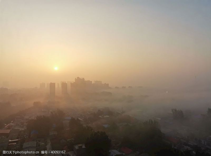 晨雾晨起的雾和城市图片