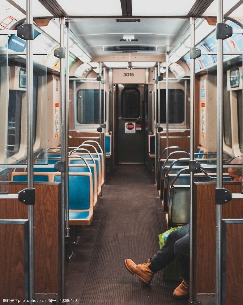 地铁车厢车厢的乘客图片