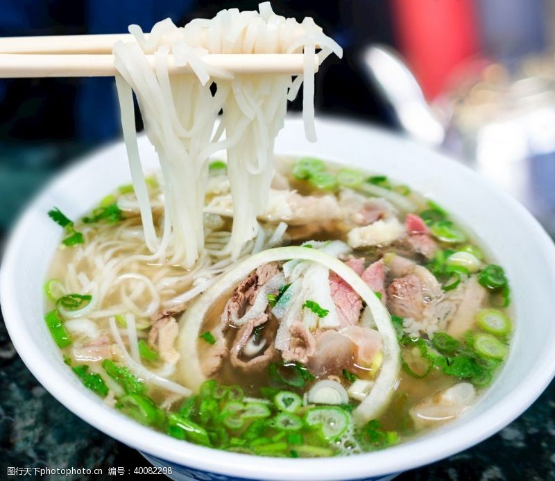 健美传统的越南河粉牛肉汤面图片