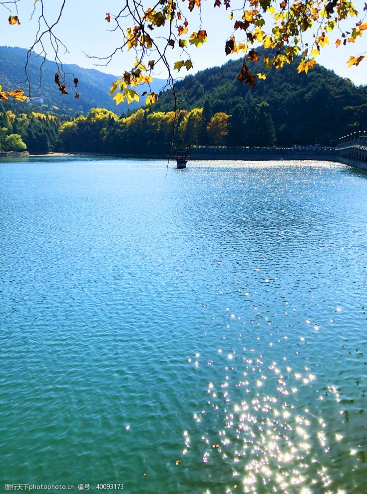 波光粼粼湖光山色图片