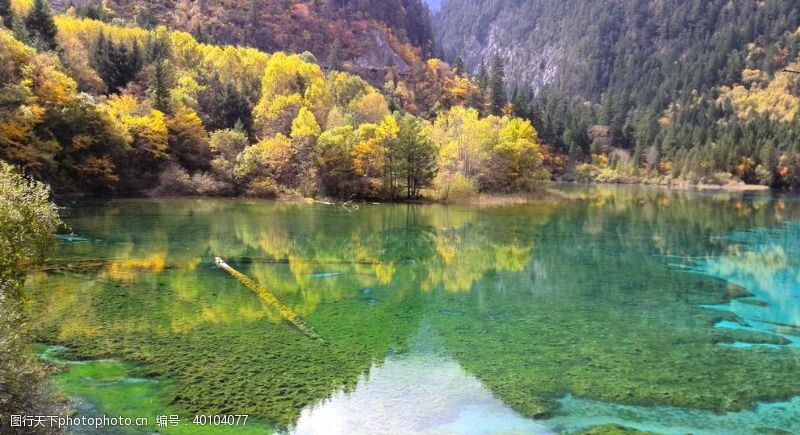 山丘湖水图片