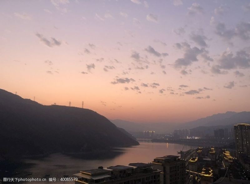 重庆城市黄昏下的小山城图片