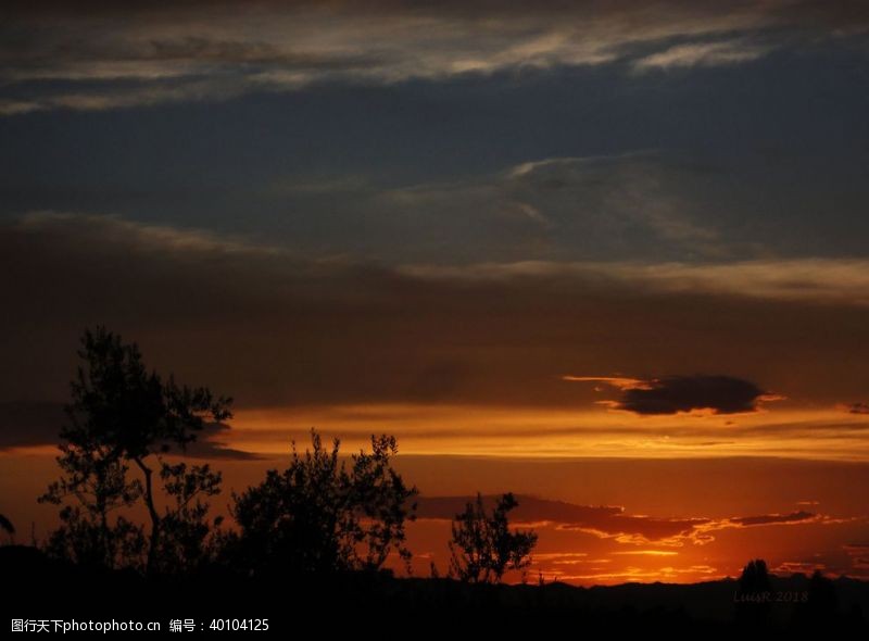 山丘夕阳图片