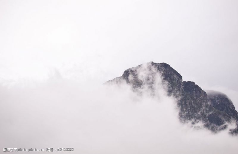 远山高山白云图片