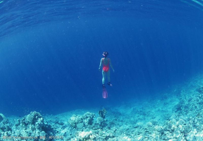 体育竞技深海潜水图片