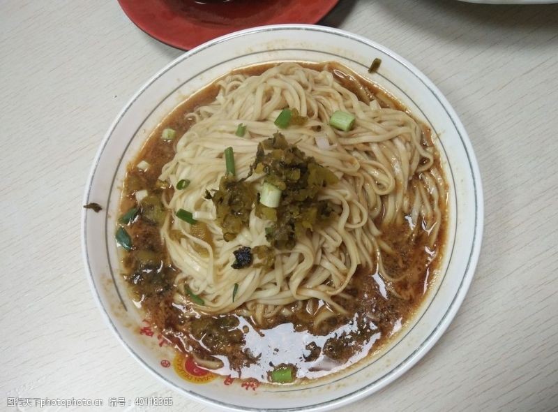 中式餐具拌面图片