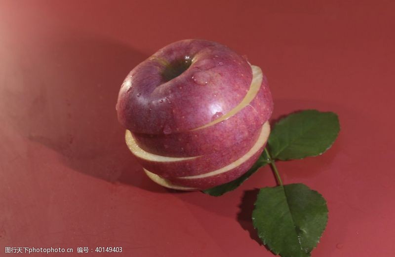 水果红色底板上的苹果拍摄素材图片