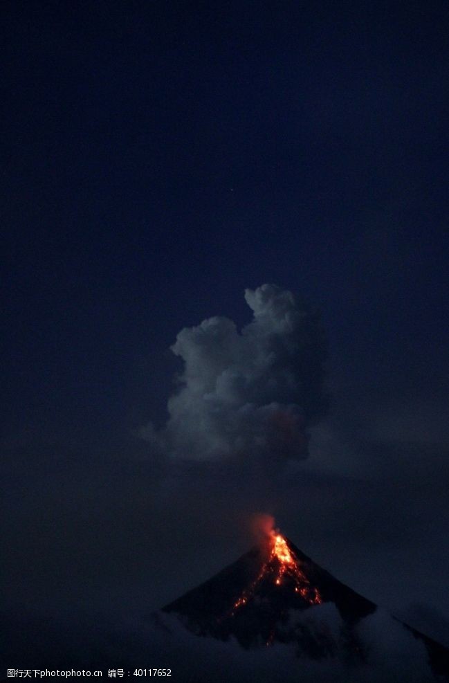 灰黑色火山喷发图片