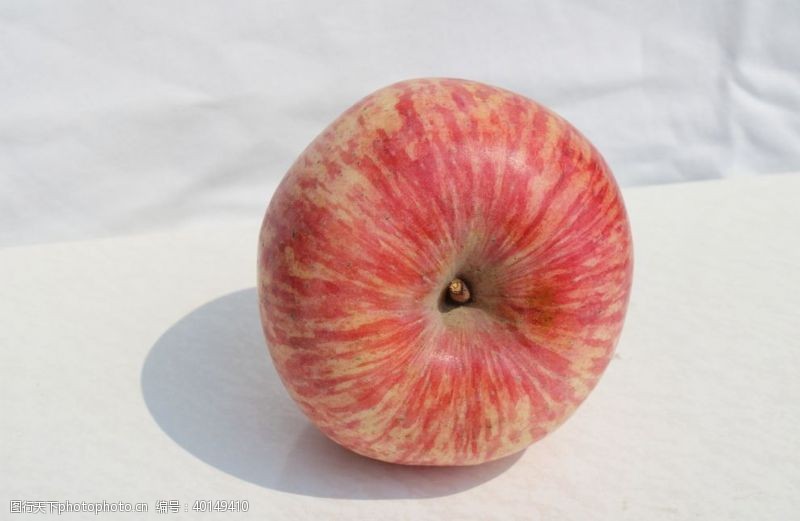 水底背景苹果静物水果白底图片