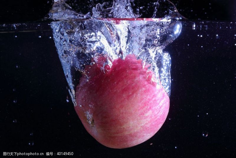 水果特写入水苹果摄影图片