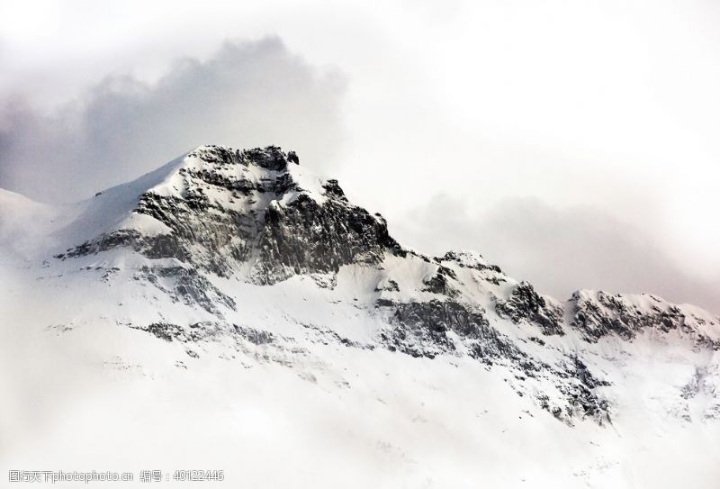 山火雪山图片