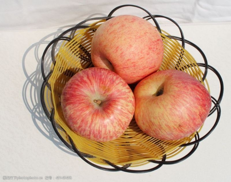 摄影背景设计静物拍摄水果篮中苹果白底组合图图片