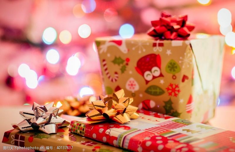 背景虚化圣诞多彩礼品盒图片