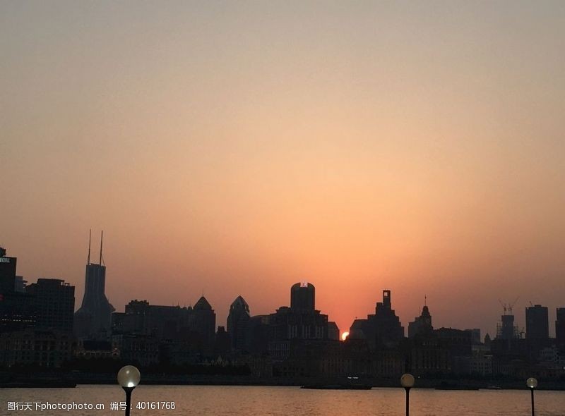 上海浦西夕阳下的黄浦江图片
