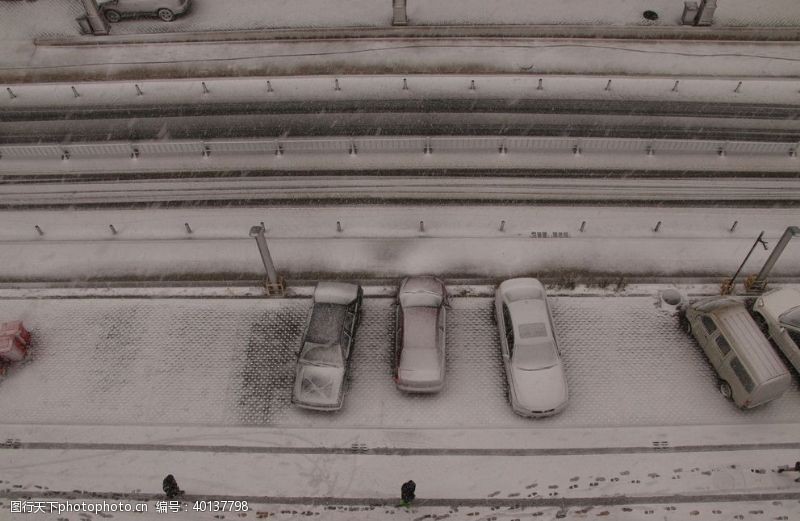 行人雪中的街道图片